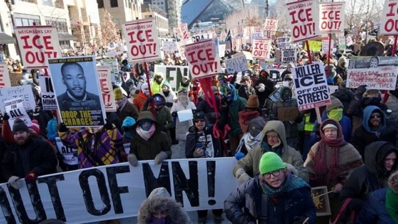 تظاهرات گسترده ساکنان مینه‌سوتا علیه پلیس مهاجرت/دستگیری ۱۰۰ کشیش