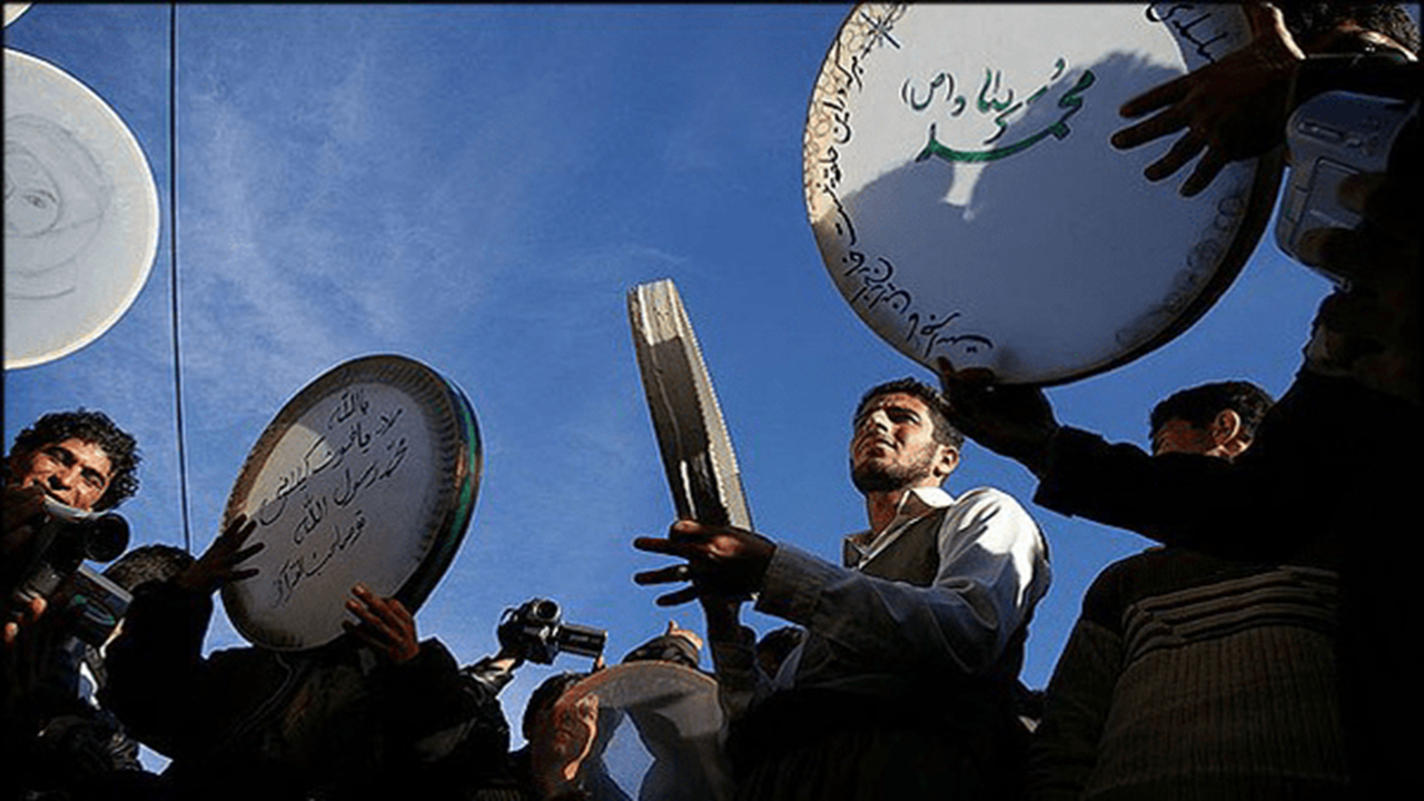 وقتی دفهای کردستان برای پیامبر(ص) مینوازند