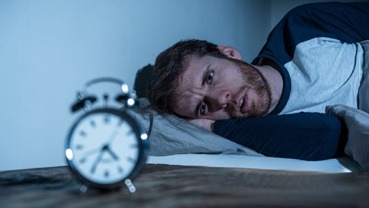 چرا با وجود خوابیدن احساس میکنیم خواب کافی نداشتهایم؟