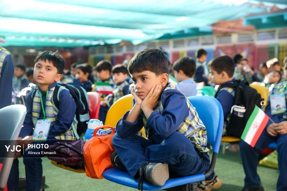 نواختن زنگ آغاز سال تحصیلی در دبستان رازی با حضور رئیس رسانه ملی