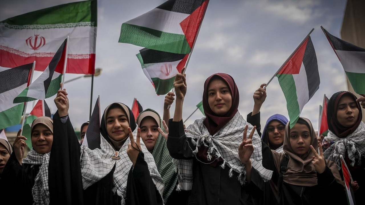 نوجوانان امروز و دیروز کشور همچنان در خط انقلاب + فیلم و تصاویر