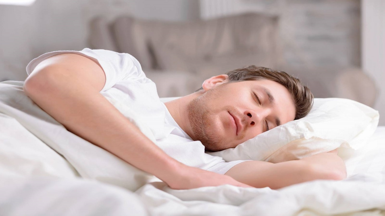 راز بیدار شدن در نیمه شب چیست و چگونه میتوان بر آن غلبه کرد؟