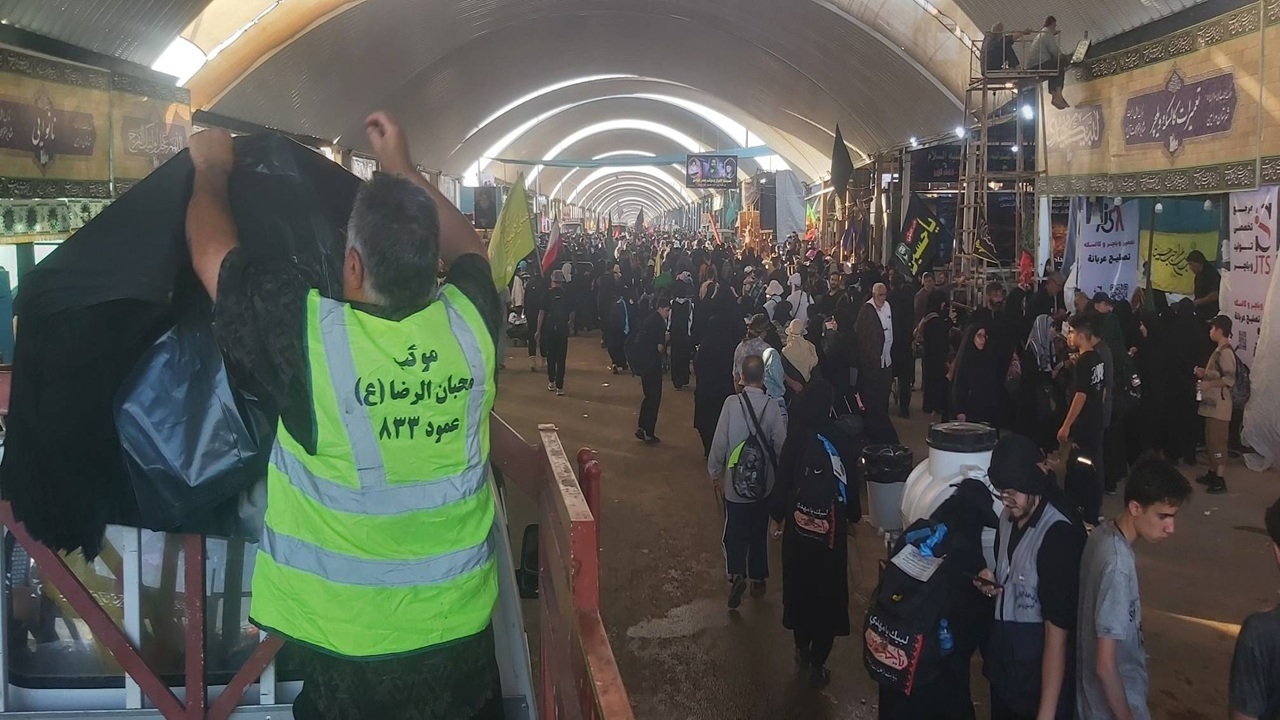 تداوم خدمترسانی شبانهروزی خادمان موکب محبانالرضا (ع) در عمود ۸۳۳