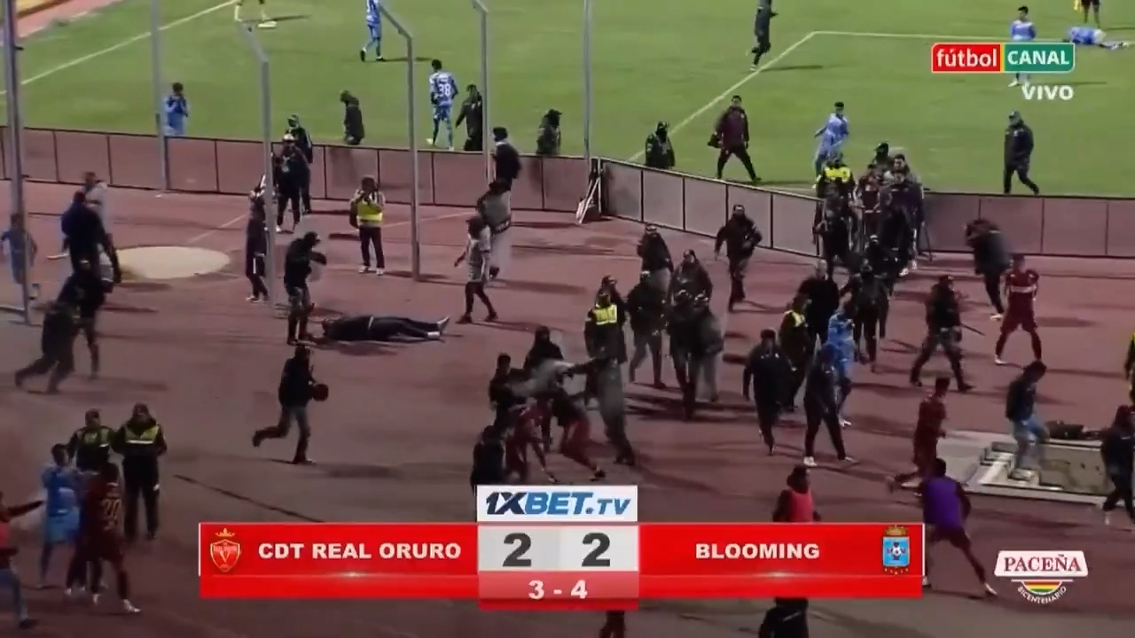 آشوب در فوتبال بولیوی با ۱۷ اخراجی و گاز اشک آور زدن پلیس + فیلم