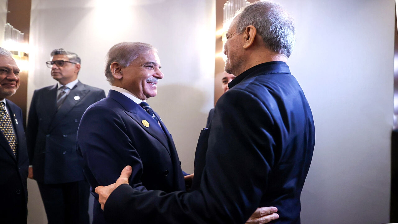 پزشکیان با نخست وزیر پاکستان دیدار و گفتوگو کرد