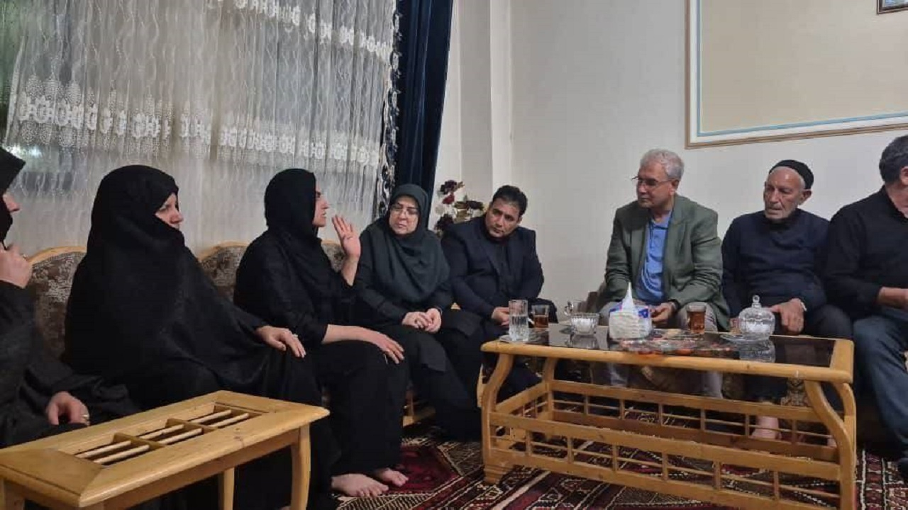 دیدار مهاجرانی و ربیعی با خانواده مرحومه الهه حسیننژاد