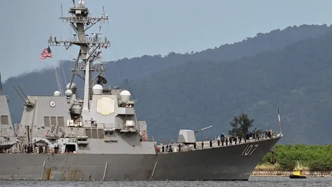 ناوشکن نظامی آمریکا در بندر ایلات اسرائیل پهلو گرفت