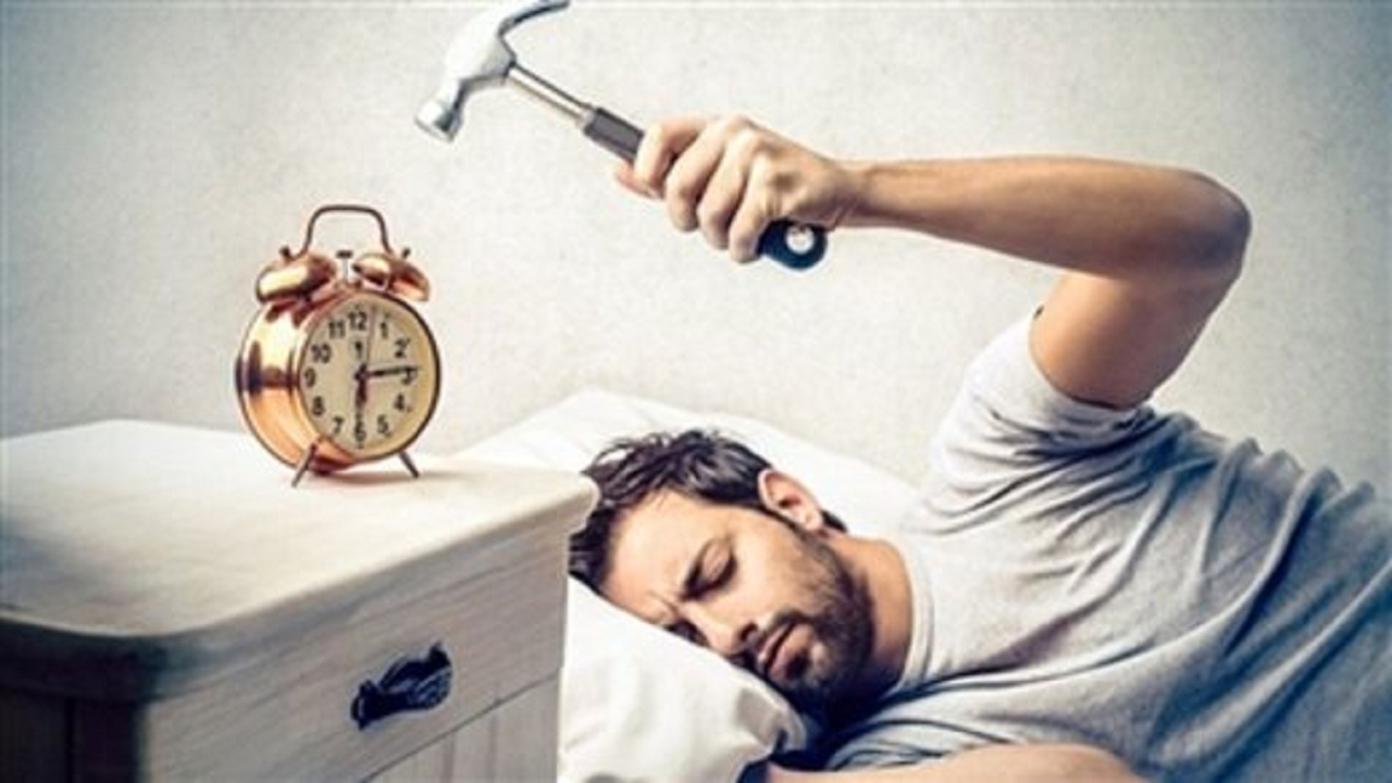 چرا بیدار شدن در صبحهای فصل پاییز دشوار است؟