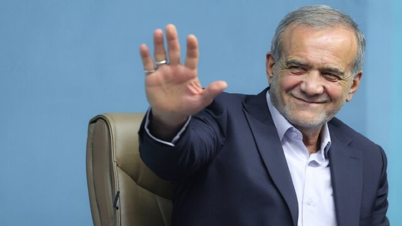 رئیسجمهور همراه با ملیپوشان فوتبال کشورمان پا به توپ شد