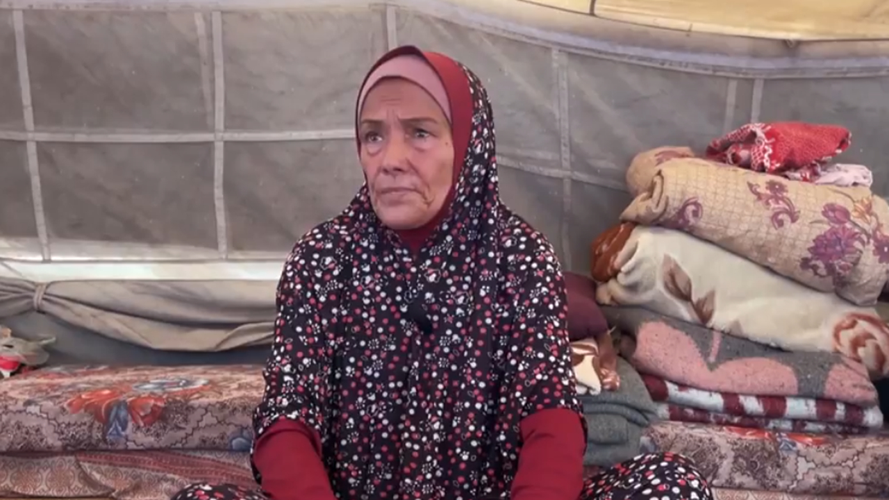 زن نابینایی که در میان ویرانه‌های غزه، نان و امید می‌پزد