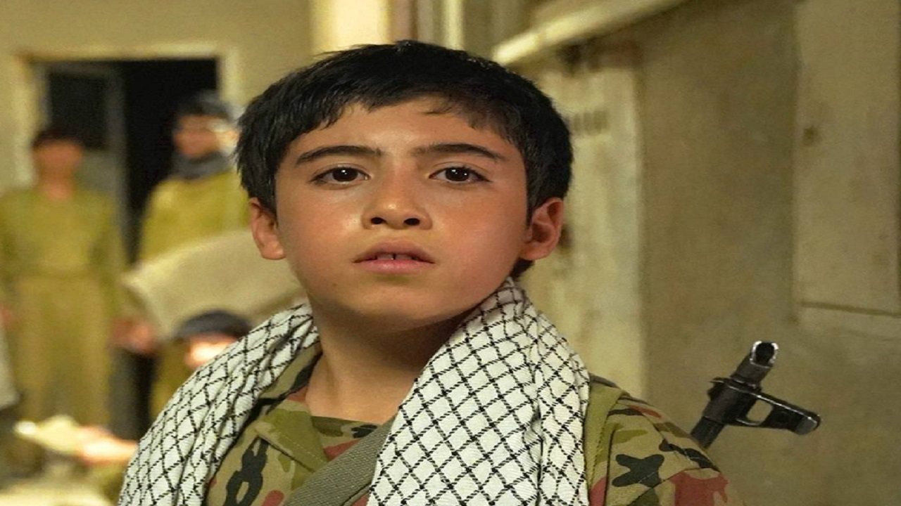 نوجوانی که یک خبرنگار خارجی را وادار به رعایت حجاب کرد، قهرمان یک سریال میشود