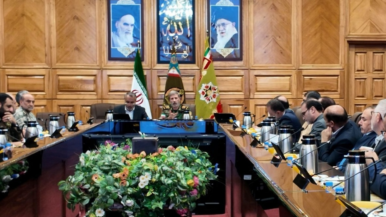 فرمانده کل ارتش: به طور مستمر ارتقاء مولفههای قدرت دفاعی را دنبال میکنیم