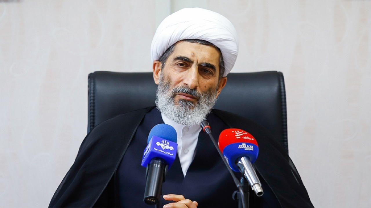 داور و میانجیگر وظیفه دارد تا در مسیر برقراری صلح و سازش تلاش کند