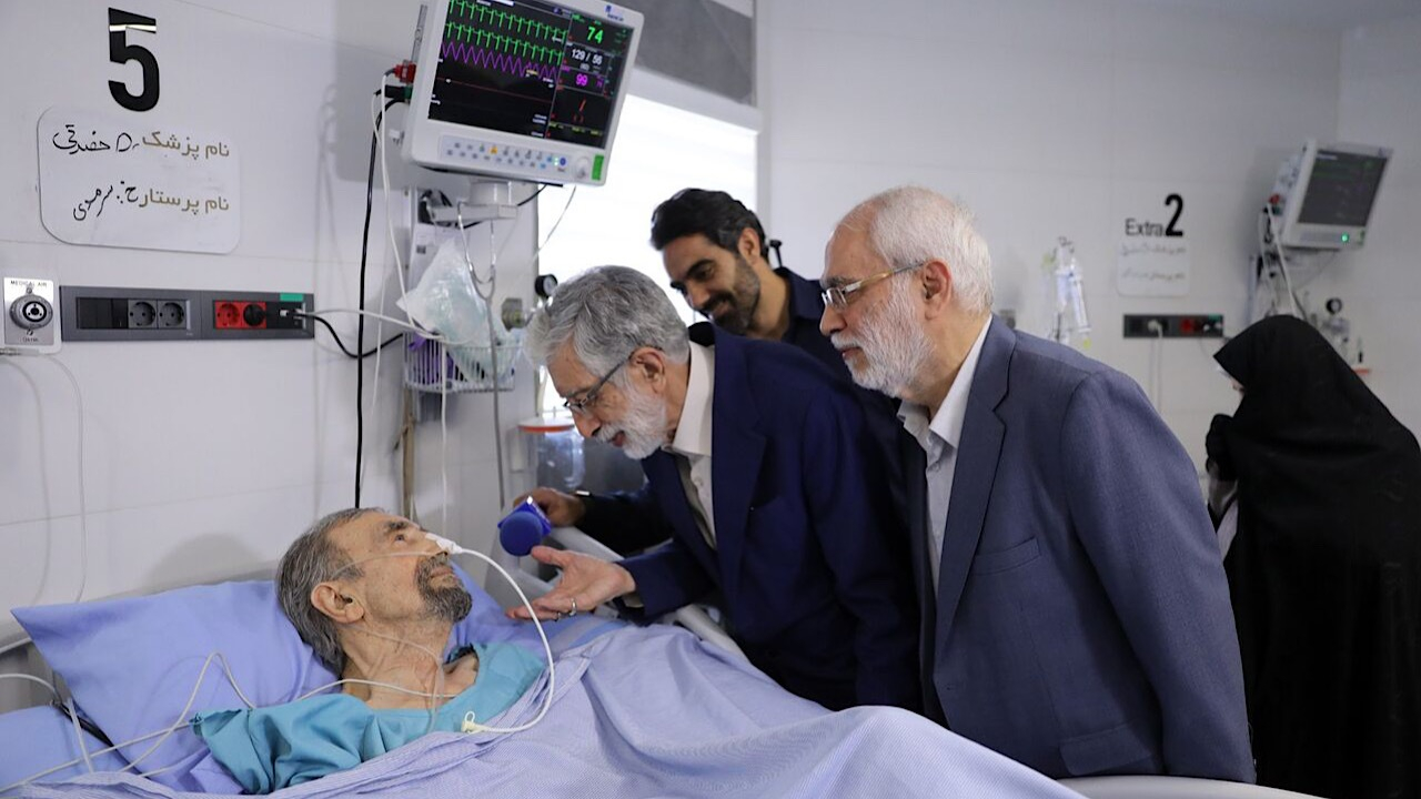 عیادت نمایندگان رهبر معظم انقلاب از سیدعلی موسوی گرمارودی