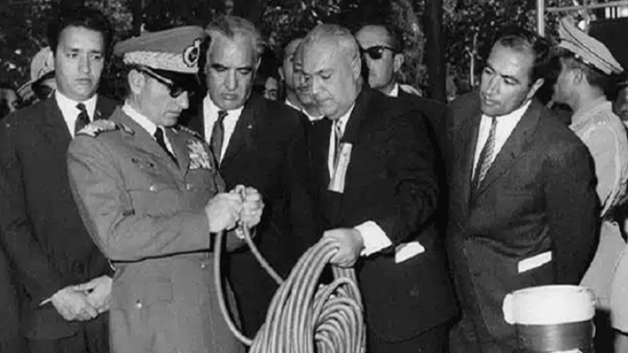 نظم خیالی پهلوی زیر تیغ اعتراف درباریان