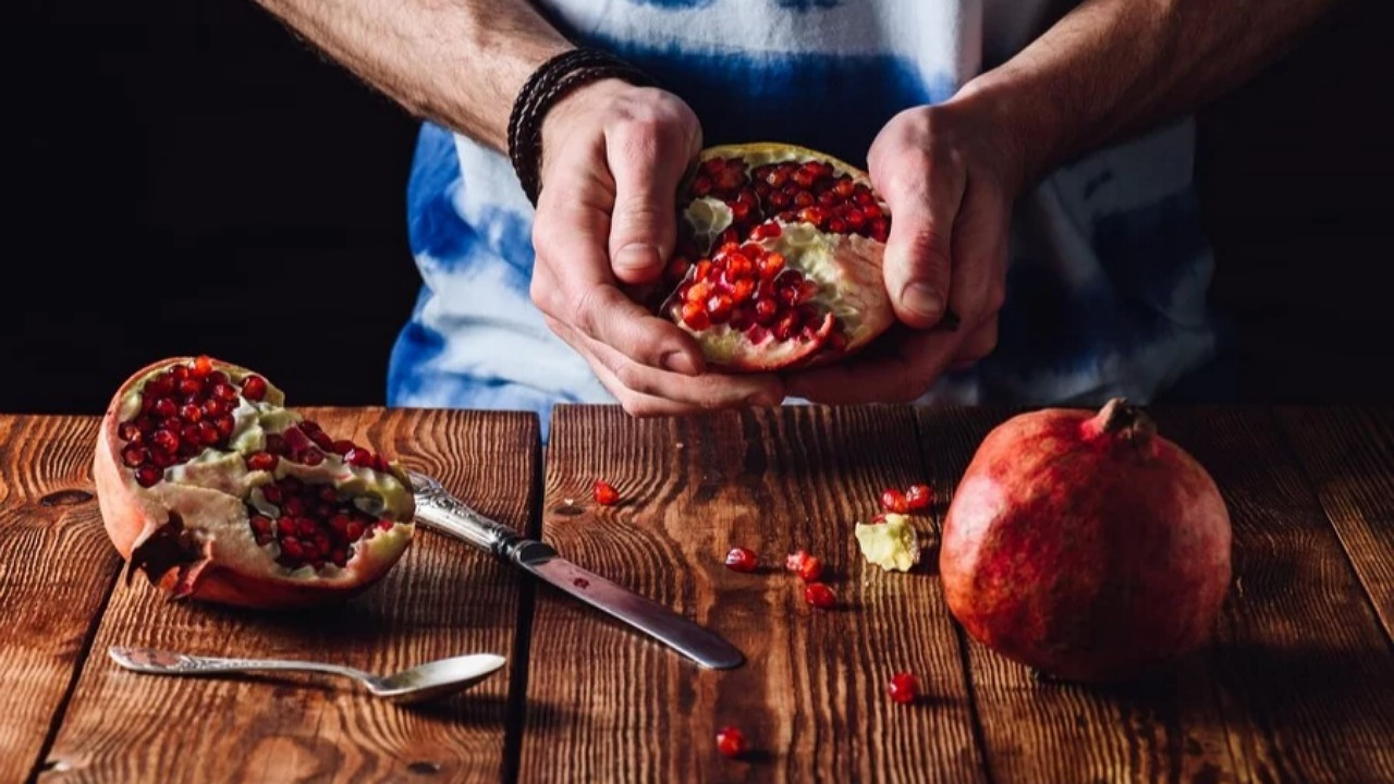 روش تشخیص یک انار قرمز و شیرین و رسیده + فیلم