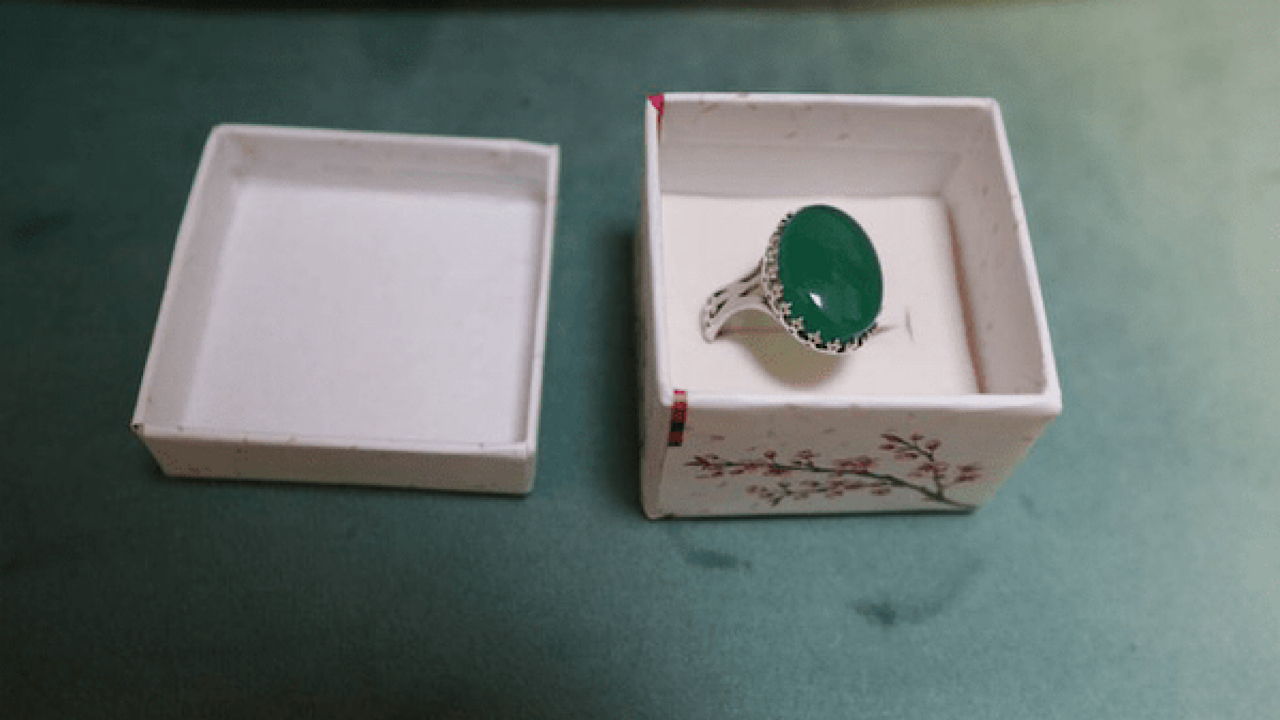 هدیه رهبر انقلاب به همسر شهیدی که انگشت و انگشتر شهیدش را بردند