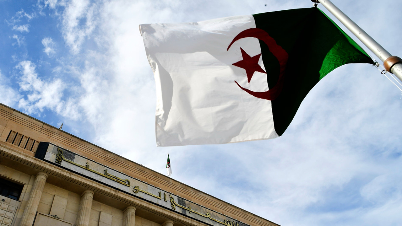 الجزایر قانونی را تصویب کرد که استعمار فرانسه را جرم اعلام می‌کند