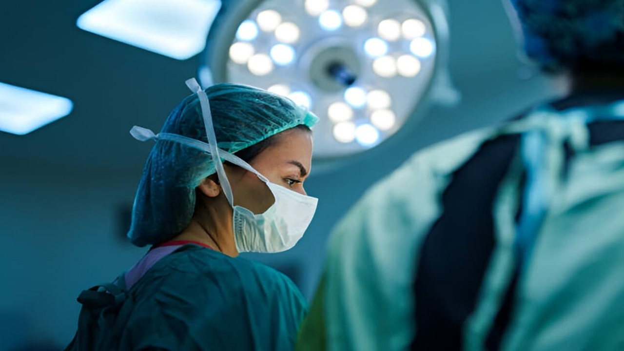 اخراج پرستار فرانسوی به دلیل پوشاندن موها در محیط کار + فیلم