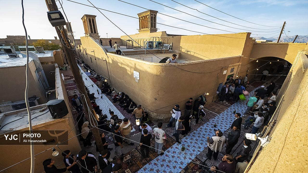 به وقت افطار در کوچه گلچینان یزد