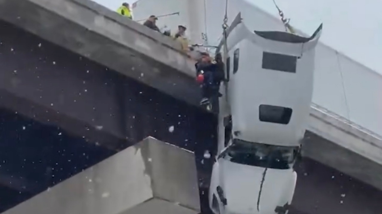 نجات معجزه‌آسای راننده کامیون آویزان از پل + فیلم