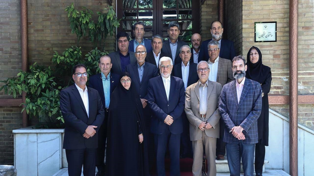 عارف: در برابر آینده نسل جوان مسئول هستیم/ باید نگاه جوانان از خارج مرزها به داخل کشور متمرکز شود