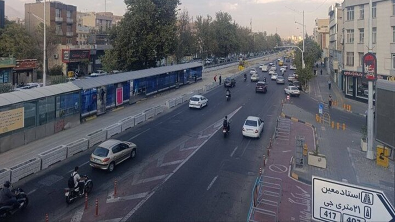 اتمام اجرای طرح جایگزینی نردههای محور آزادی با گلدان تا آذرماه+ فیلم