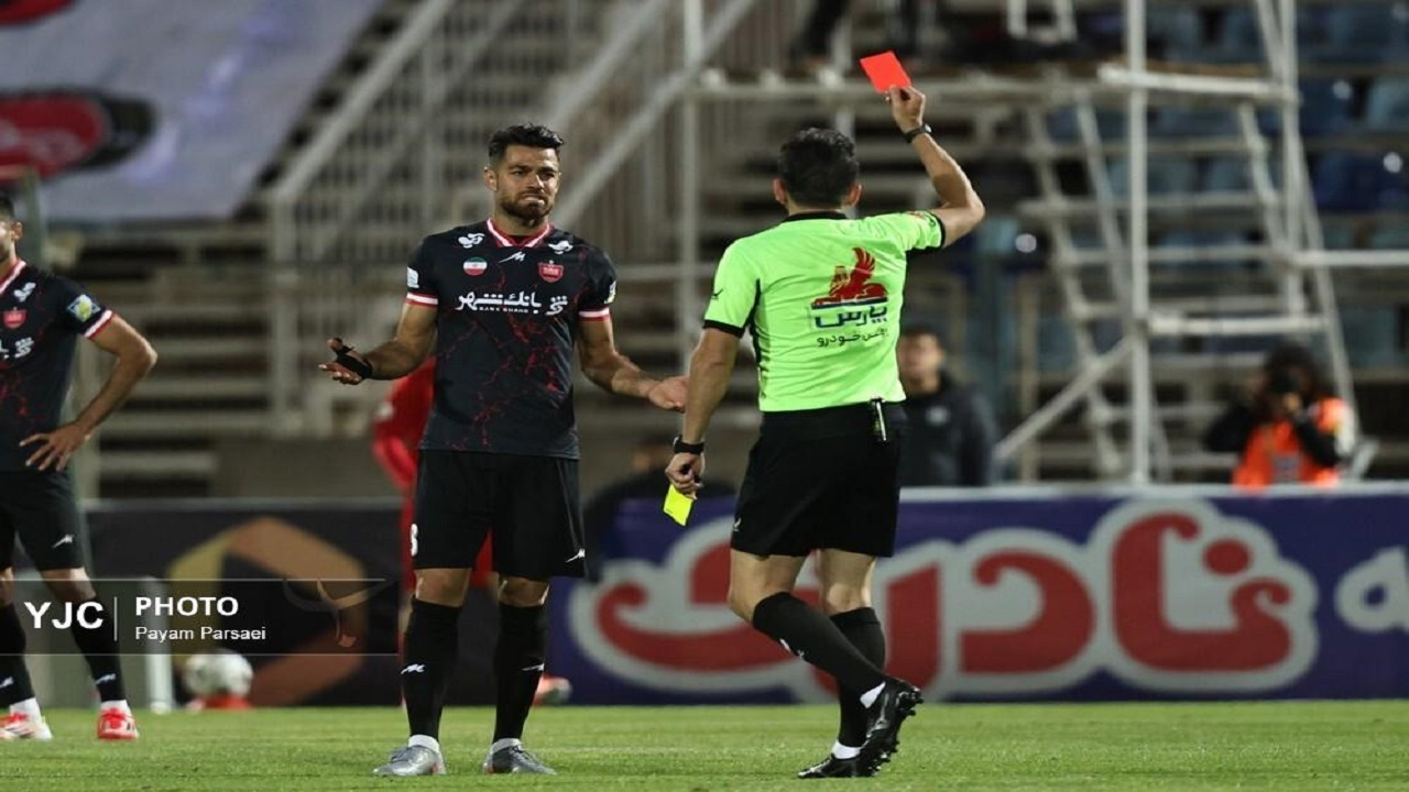 اخراج پورعلی گنجی صحیح بود/ وحید کاظمی زیاد با بازیکنان حرف میزند