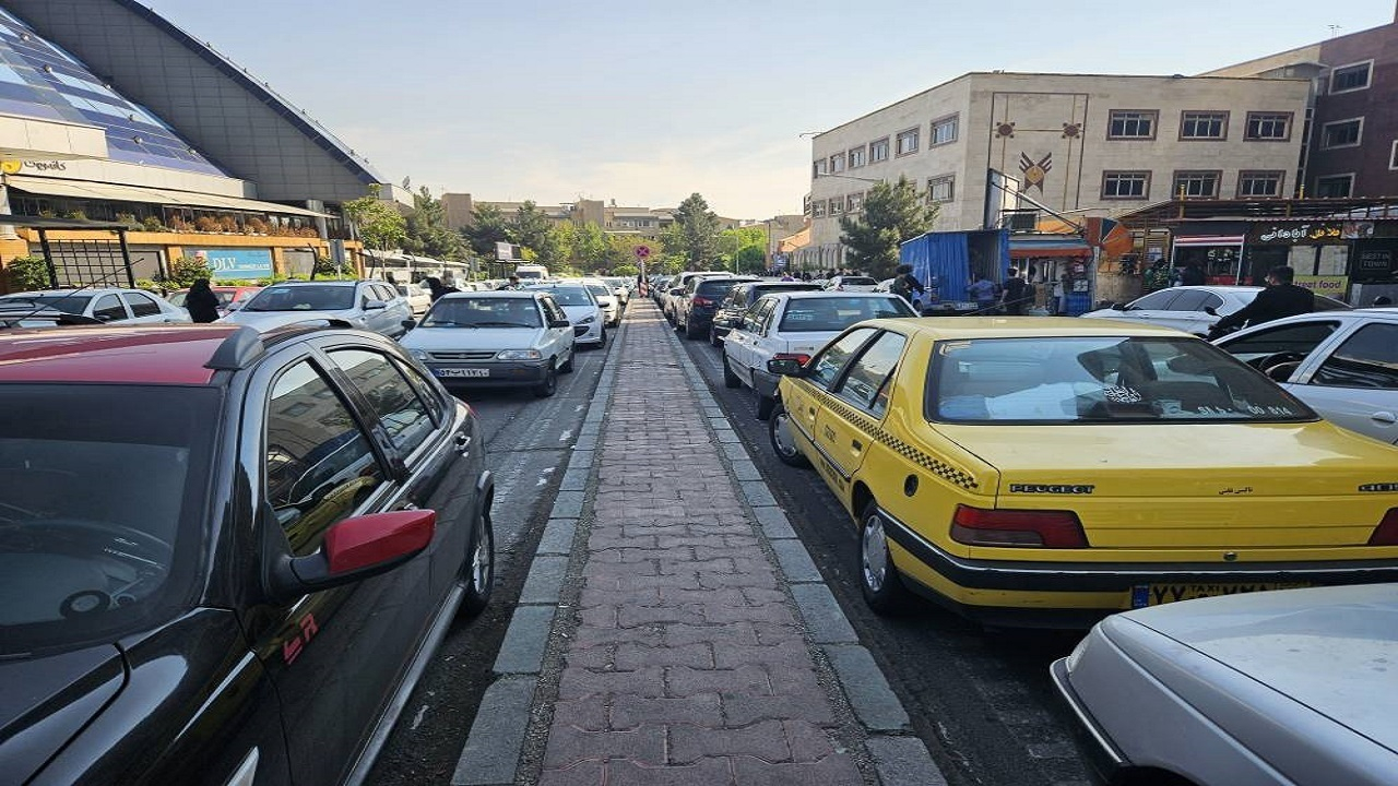 ترافیک صبحگاهی در بیشتر معابر و بزرگراه های پایتخت پرحجم و سنگین است