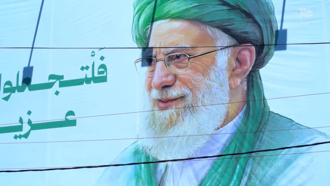 نصب دیوارنگاره رهبر معظم انقلاب اسلامی در مسیر فرودگاه بیروت + فیلم