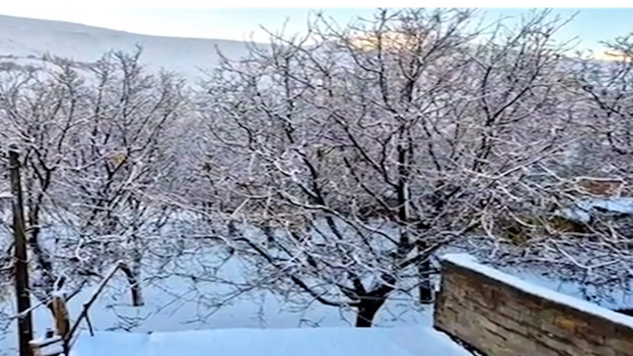 برف، عجب‌شیر آذربایجان‌شرقی را در آغوش گرفت + فیلم