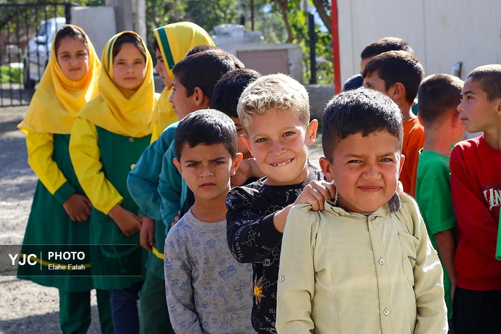 اولین زنگ مهر در مدرسهی ایران من ۸۲ در روستای بره پشت