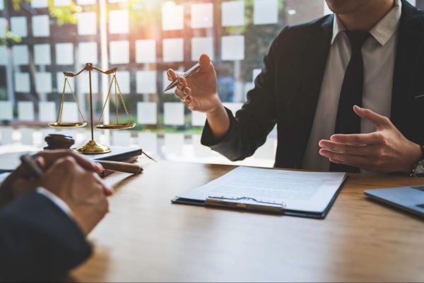 چگونه وکیل خوبی را انتخاب کنیم
