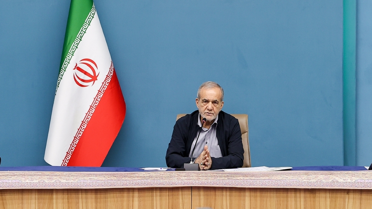 پزشکیان: پنلهای خورشیدی نباید در گمرک بمانند