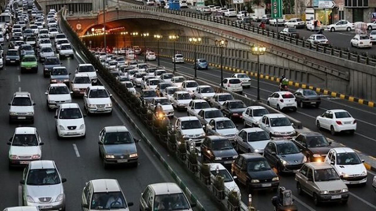 ترافیک پرحجم و سنگین در اکثر معابر و بزرگراههای شهر تهران