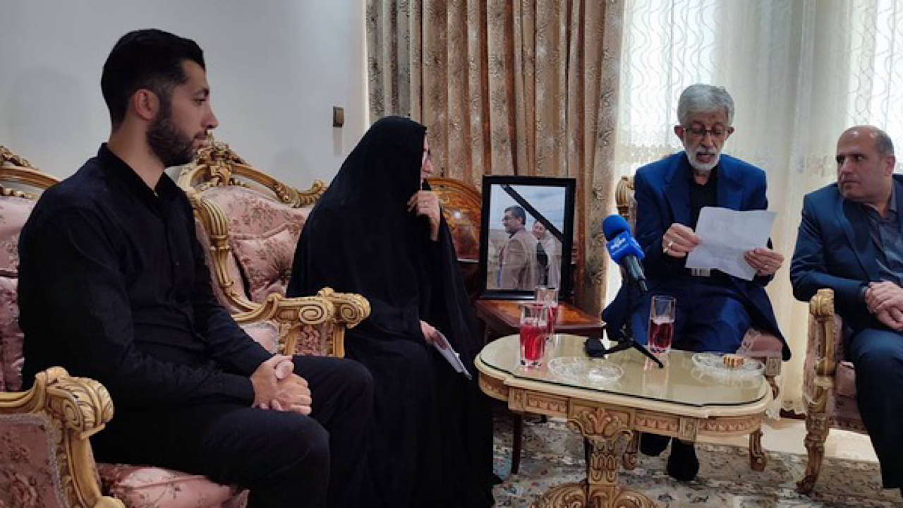دیدار مشاور عالی رهبر انقلاب با خانواده دانشمند شهید هستهای