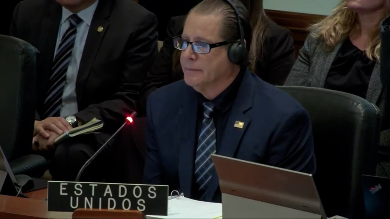 قطع سخنرانی سفیر آمریکا با اعتراض فعال ضدجنگ درباره حمله به ونزوئلا + فیلم