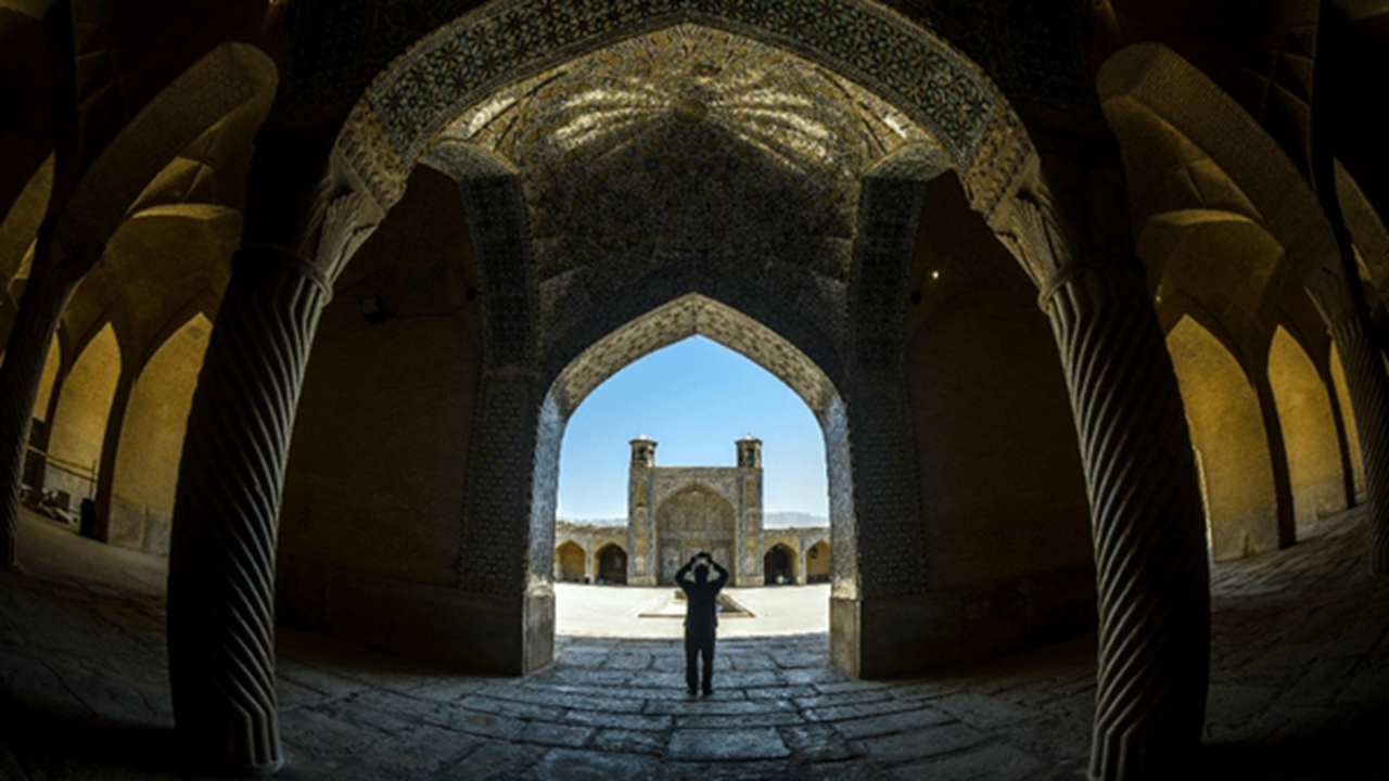 چرا گاهی از مردم بیشتر از خدا میترسیم