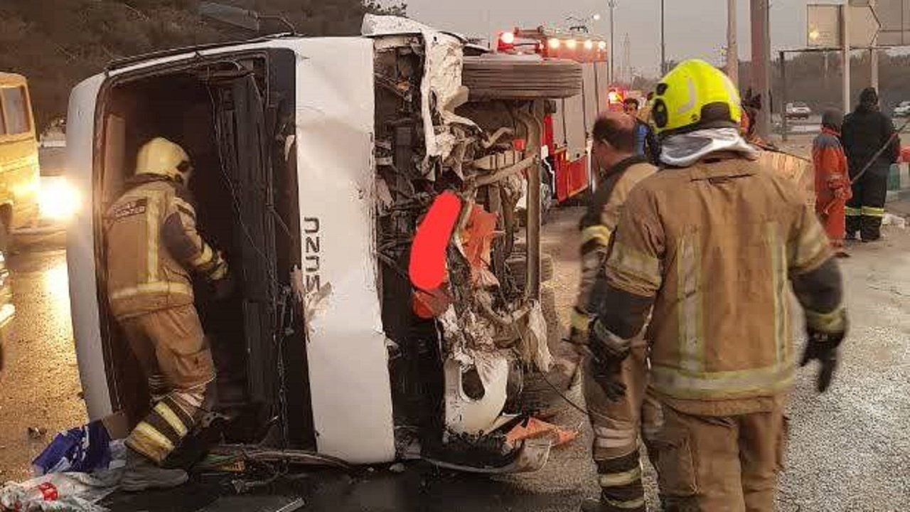 واژگونی سرویس یک مرکز صنعتی در بزرگراه شهید هاشمی