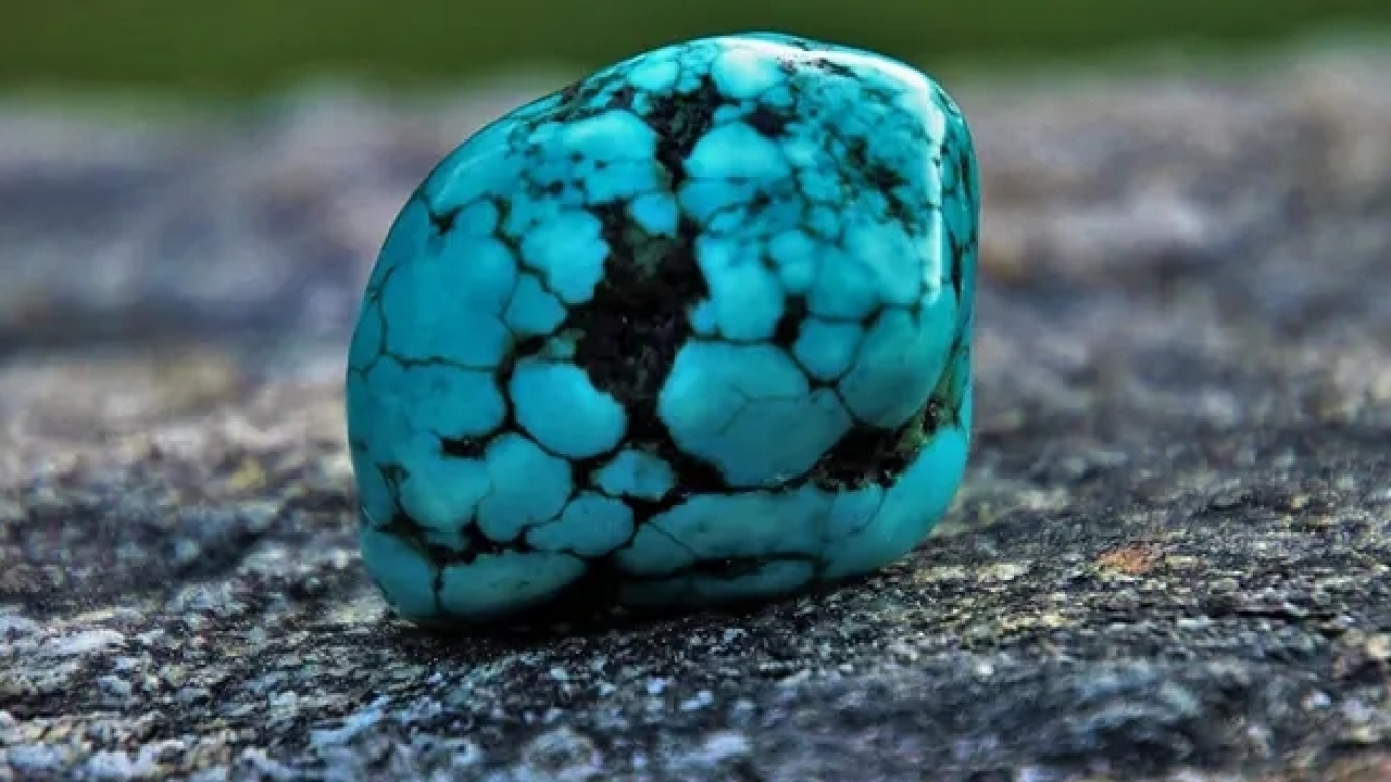 سنگی که از آن برای دفع چشم زخم استفاده می‌شود + فیلم