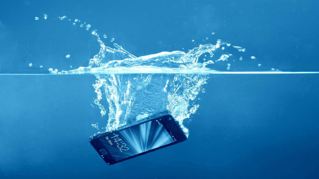کدام گوشی‌ها در برابر آب مقاوم‌ترند؟