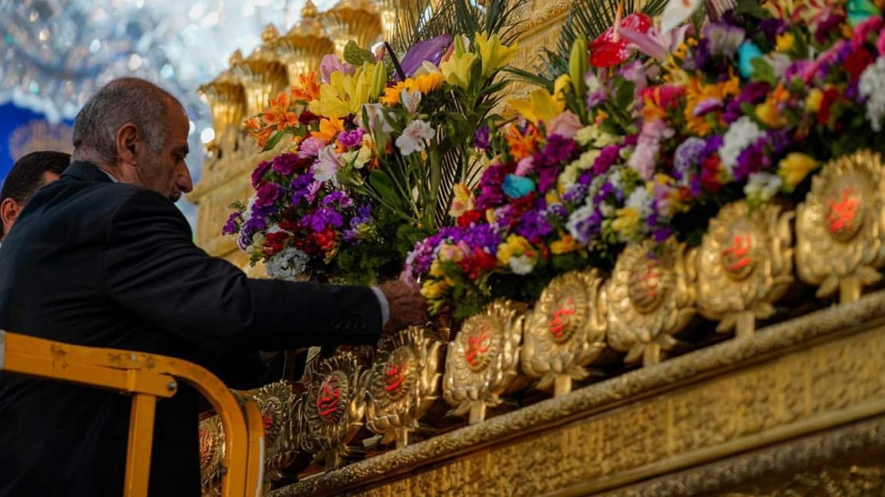 گل آرایی حرم مطهر امیرالمؤمنین (ع) در آستانه نیم شعبان + فیلم