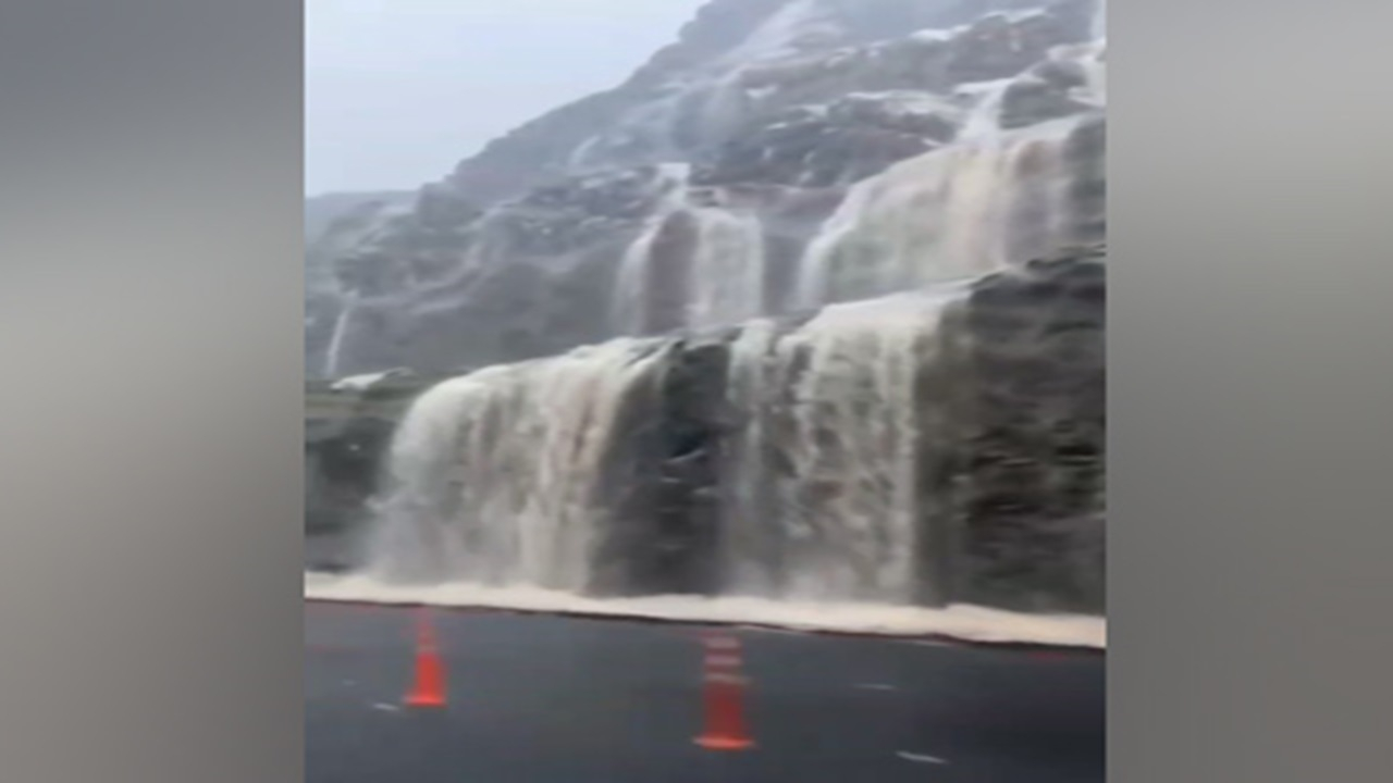 صحنههای زیبایی از جاری شدن آبشارها بر روی کوههای مسیر کهنوج به رودان