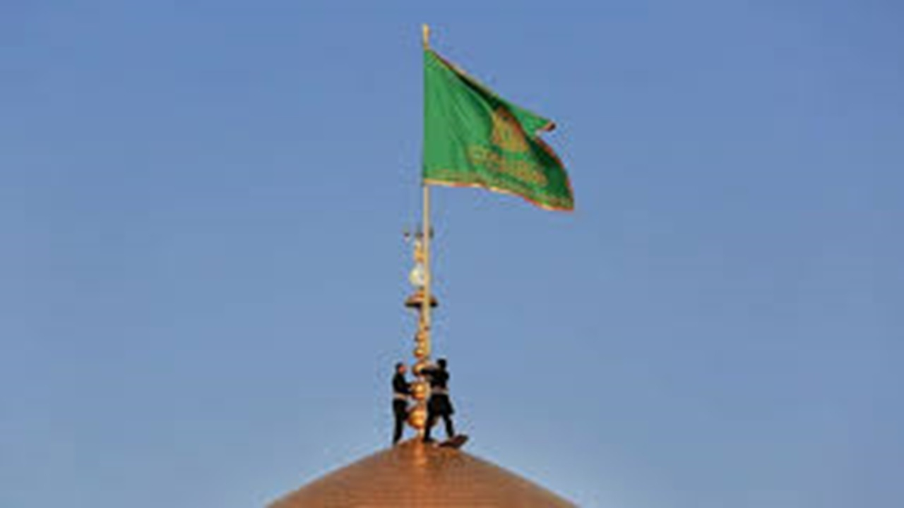 آئین تعویض پرچم گنبد منور رضوی در روز میلاد امام رضا (ع) + فیلم