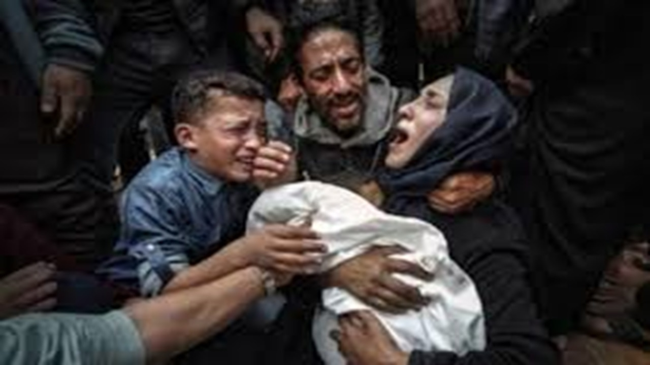 حمله صهیونیستها به مدرسه محل اسکان آوارگان در غزه + فیلم