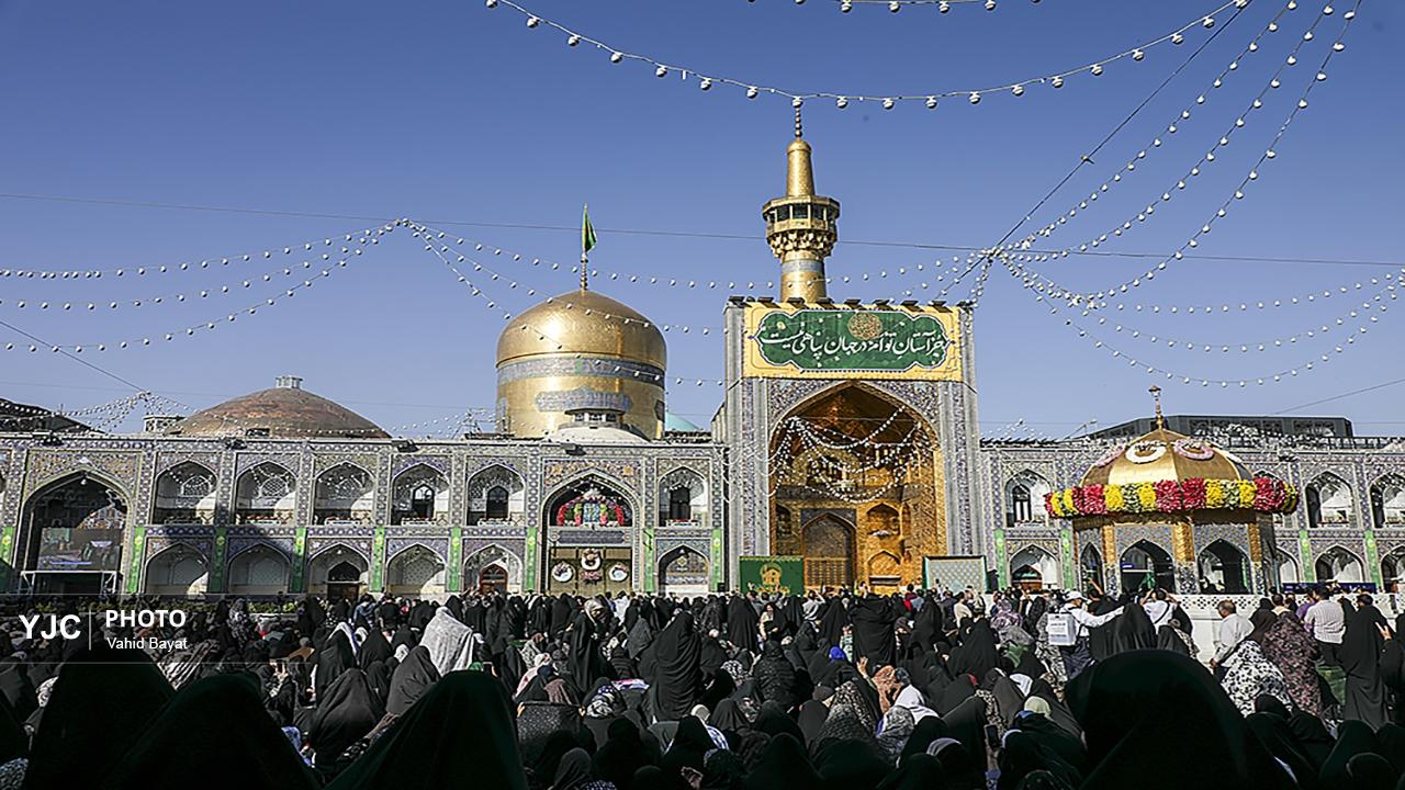 آیین تعویض پرچم گنبد منور امامرضا (علیهالسلام)