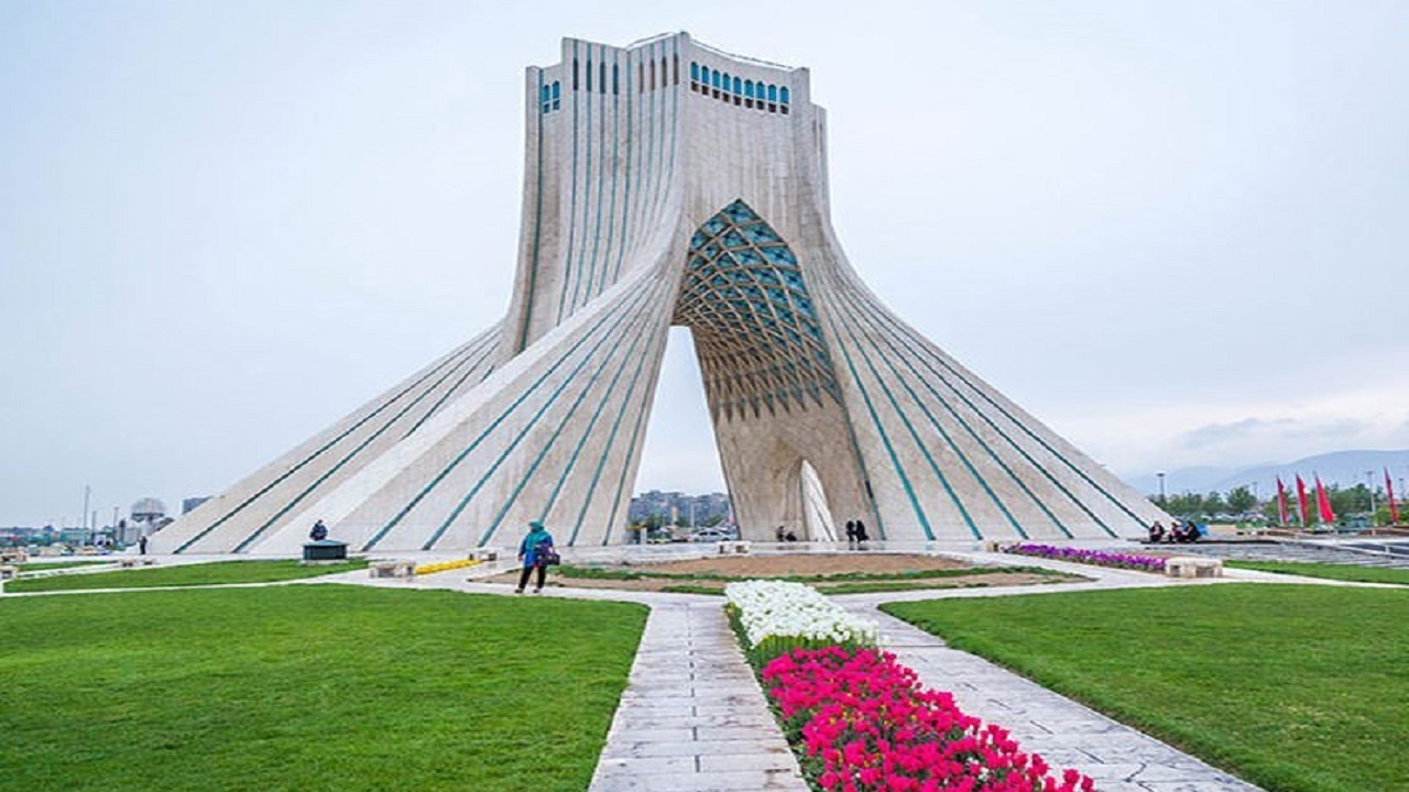 اجرای ویژه برنامههای هفته تهران در میدان آزادی