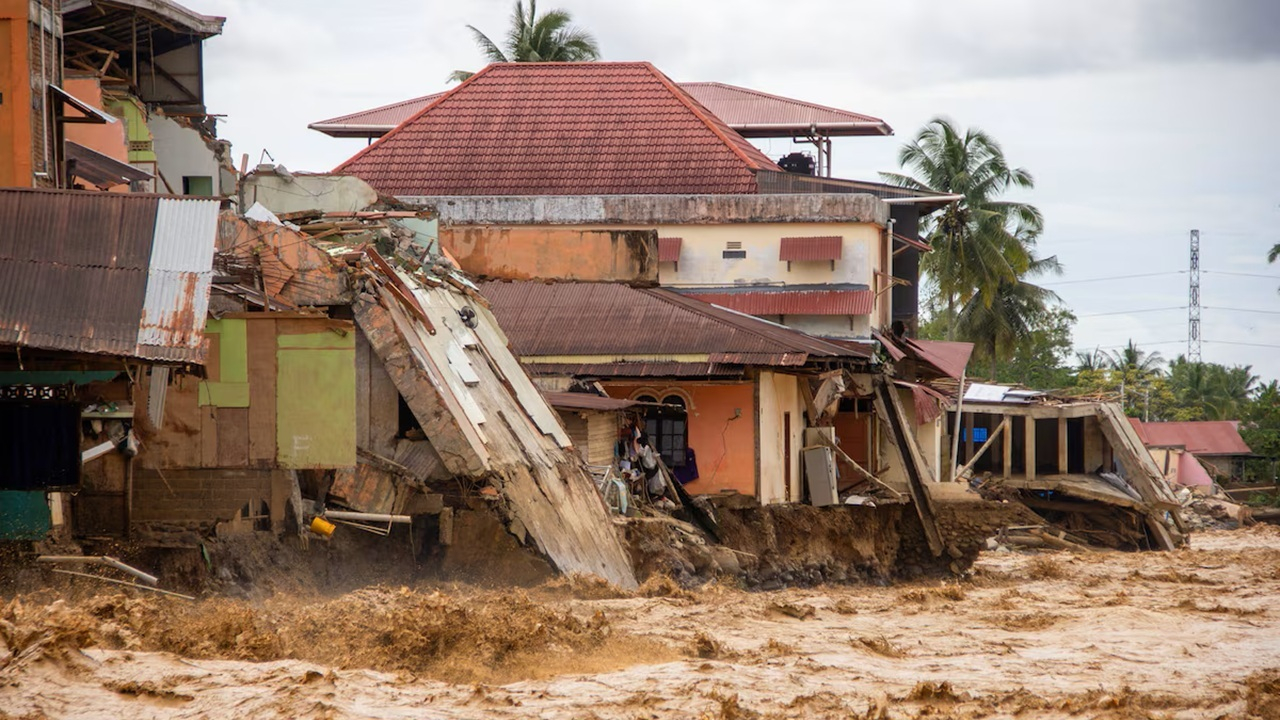 تلفات گسترده سیل در اندونزی + فیلم