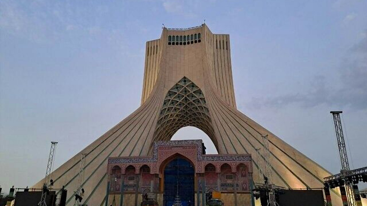 سازه احداثی در برج آزادی مورد تایید میراث فرهنگی نیست