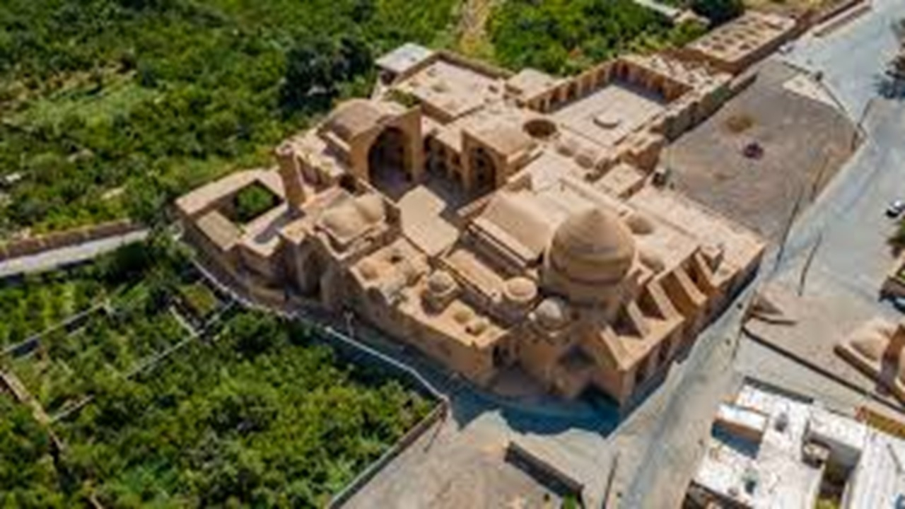 نخستین مسجد دو طبقه جهان اسلام، نگینی در دل کویر ایران + فیلم